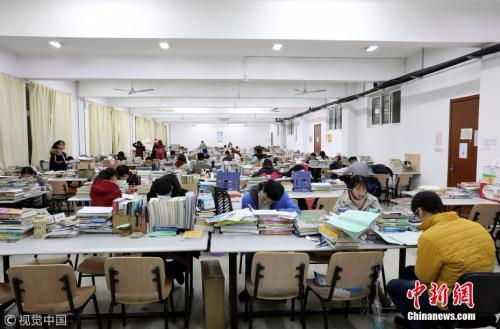 近百名大学生在自习室内备考。 图片来源：视觉中国