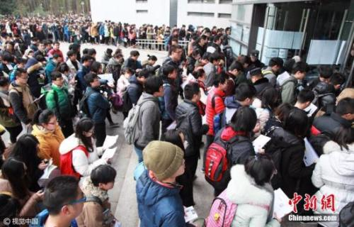 资料图：2016年，江苏省南京市，在南京林业大学考点，参加研究生考试的考生开始进入考场。 图片来源：视觉中国
