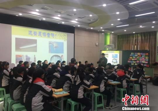 17年来，江苏省共有17批2300余所中小学把环保课程加入了日常教学中。　申冉 摄