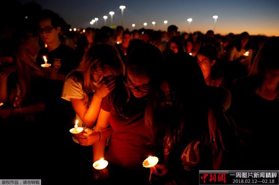 2018年2月15日，美国佛罗里达州帕克兰市一所高中发生枪击案，造成17人死亡。当地民众自发为枪击案的遇难者举行烛光守夜活动。
