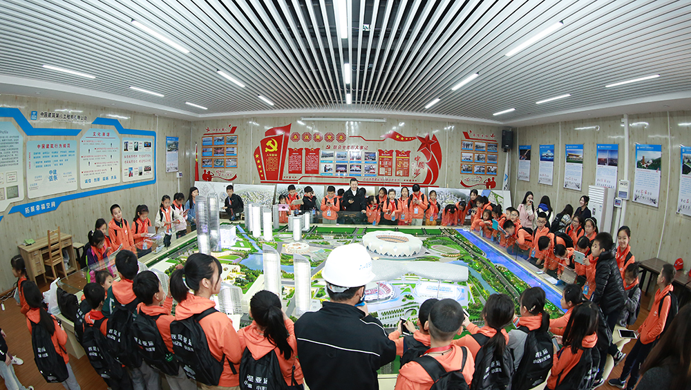 小记者、小主播实地参访杭州奥体中心主体育馆、游泳馆的观景平台沙盘室